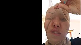 脸上套着丝袜，我看起来像个十足的猪鼻子贱货。