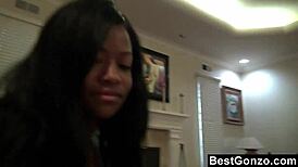 哟，看这个可爱黑妹秀完美身材