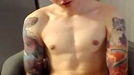 火辣小伙亚历克斯为Chatroubate自慰，肌肉少年18+身体