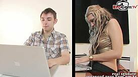 Hey, britische Blondine mit lockigen Haaren, lass uns ficken!