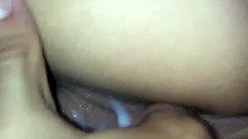 Bien mojada dedo en el culo de una teen 18+ amateur en escena de ass y pussy