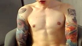 火辣小伙亚历克斯为Chatroubate自慰，肌肉少年18+身体