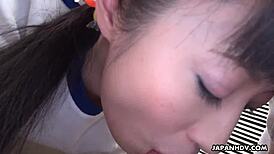 日本继女在更衣室给无码口交