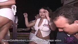 在这个合集中，金发荡妇用硬核狗式姿势猛干成熟的金发祖母。