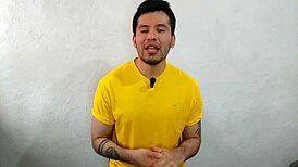 Joven twink dotado de 21cm penetra al se�or taquero en la bodega de salsas a pelo relato sexual