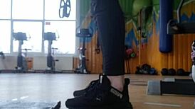 She shakes her ass in the gym