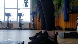 She shakes her ass in the gym