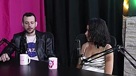 Um dos fetiches era ter o dedo chupado enquanto fodia a buceta e o outro era passar o bife no corpo nu - espuleta e himeros mansion sheer red