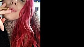 garota sensual fumando e provocando com big tits naturais e tattoo no smoking fetish