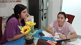 Madrastra Latina Lesbiana Pide a Hijastra Follar Su Coño Húmedo