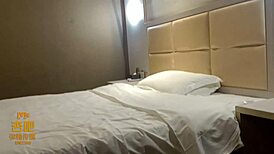 青春辣妹不脱衣激情挨插