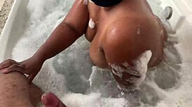 Cunhada fez um boquete dentro da banheira