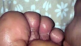 女友脚踩大屌详细足交射精