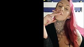 garota sensual fumando e provocando com big tits naturais e tattoo no smoking fetish