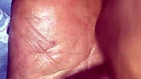 女友脚踩大屌详细足交射精