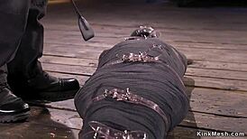 木乃伊化棕发美女被紧捆绑鞭打在变态会话中