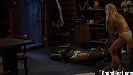 女猎手喂被绑奴隶奶，顺便检查新欧洲皮革束缚妹！