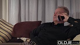 小妞深喉爷爷鸡巴，吞下热精液