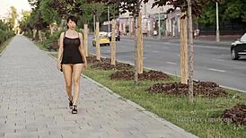 公共场合穿超短透明裙