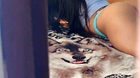 我偷偷监视她，她完全没注意到我