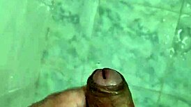 batendo punheta no banho com um twink fofo