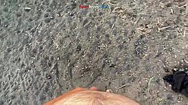 棕发动漫妹桥下自慰