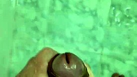 batendo punheta no banho com um twink fofo