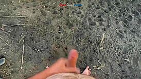 棕发动漫妹桥下自慰