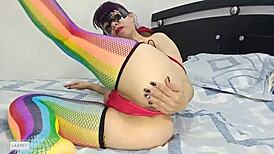 宿舍瘦弱拉丁妹穿情趣内衣露紧逼