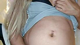 tocándome rico con este transexual caliente