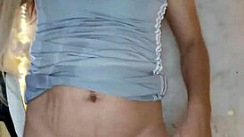 tocándome rico con este transexual caliente