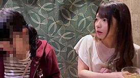 日本妻子在重逢出轨中用力骑乘换取三重射精