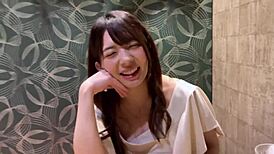 日本妻子在重逢出轨中用力骑乘换取三重射精