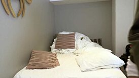 我在狂野男同性恋群交中太热了，但忍不住想那些鸡巴