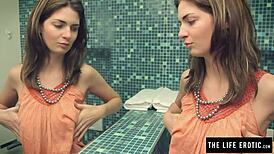 哎呀，看着镜子里的自己好兴奋不小心自慰了