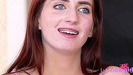 来，说说今天这棕发女优试镜沙发的事。