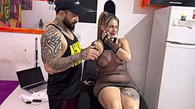 Mandei meu tatuador fazer tatuagem no cu como a da Anita. Ele fodeu meu cu todinho com tesão!