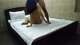 探索深夜酒店与印尼朋友的会面。