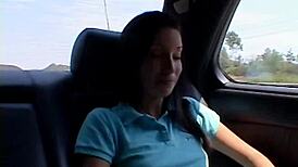 克洛伊车震自摸秀天然大奶？