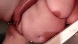 个人错误天哪，浴缸自慰让我和男友一起高潮