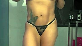 嘿，想看我给男友挑内裤？跟着撸对不对！