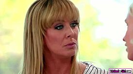 Does Ana facesit her friend?