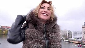 德国侦察兵 - 成熟朱莉娅在柏林被捡到，肮脏操她！ 😈