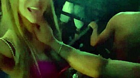 fui curtir uma balada e dei meu cuzinho ali mesmo no busão