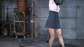 肛门钩住荡妇忍受残酷鞭打BDSM场景