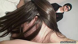 哥们分享他的日本女孩床上湿润动作