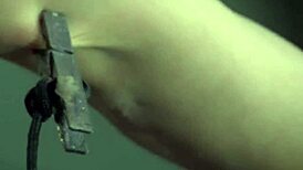 肛门钩住荡妇忍受残酷鞭打BDSM场景