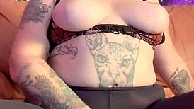 在紧身黑色丝袜中的独自行自慰看起来诱人