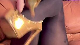 在紧身黑色丝袜中的独自行自慰看起来诱人