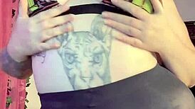 在紧身黑色丝袜中的独自行自慰看起来诱人